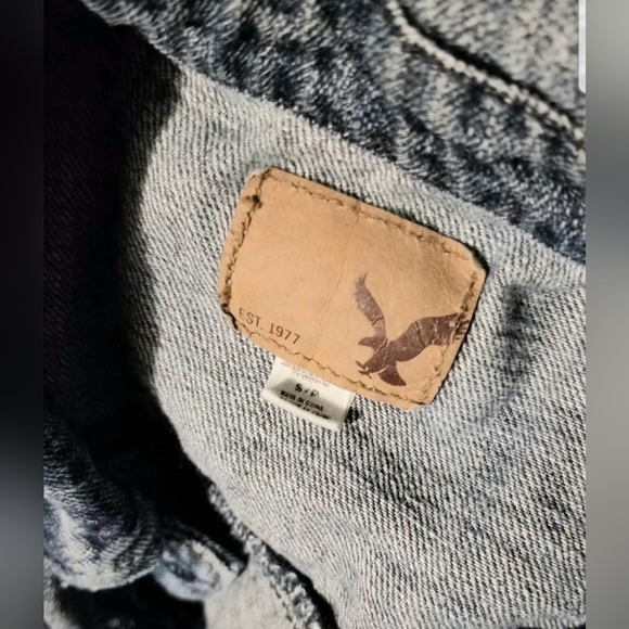 American Eagle Women's Cropped Denim Trucker Jacket Sz Small - Picture 3 of 4
